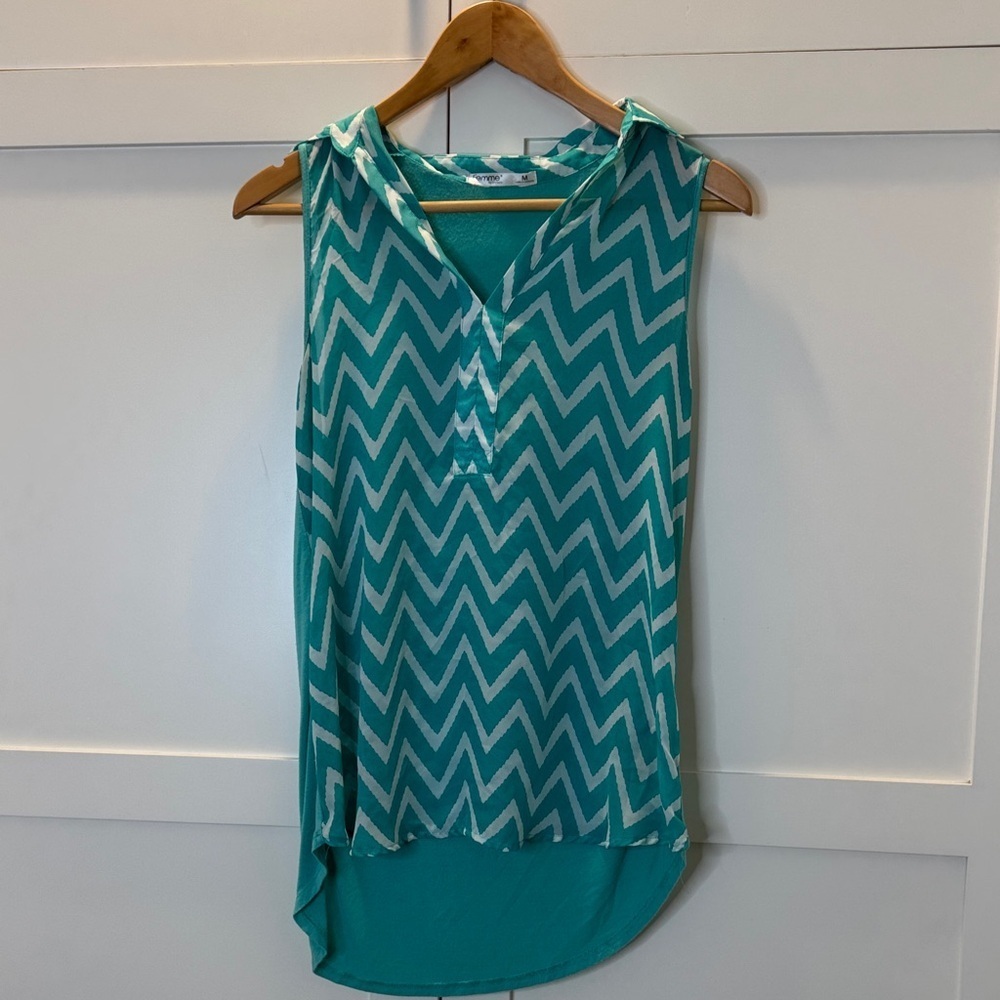 Teal & White Chevron Sleeveless Blouse Size: Medium
